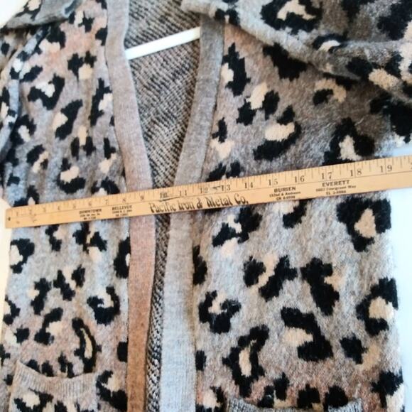 Evereve Allison Joy Womens XS Leo Ombre Cardigan Fuzzy Oversized Leopard Print - Picture 13 of 14